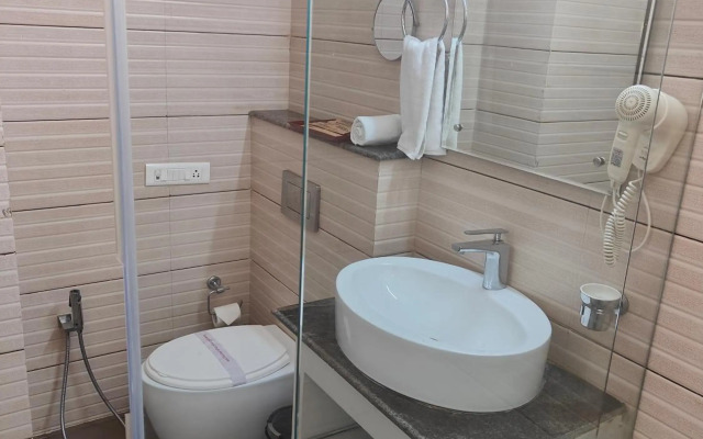 Pinnacle by Click Hotels, Lucknow