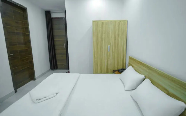 Roomshala 031 Silver Crown Sector 23