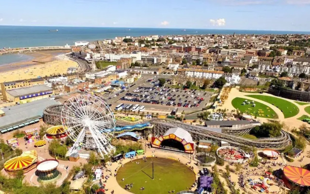 Seaside Haven Coastal Comfort 200m from the Beach