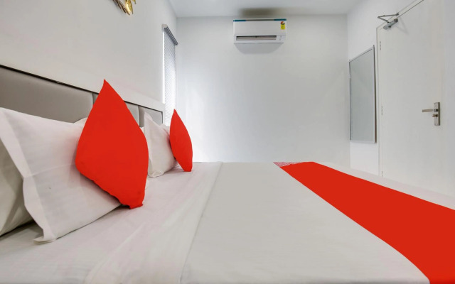 OYO Flagship 80590 Sky White House