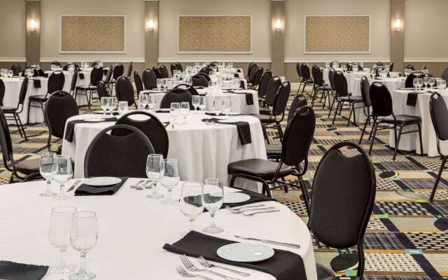 Royal Hotel Edmonton Airport, Trademark Collection by Wyndham