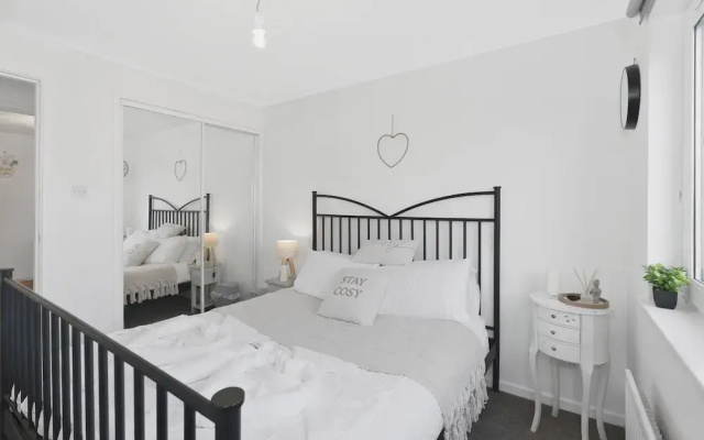 Cozy Edinburgh 2BR With CAR Parking