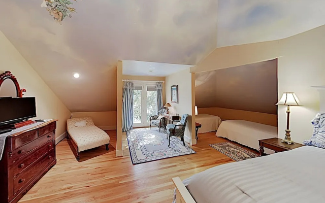 Magnificant & Private Lakefront 5 Bedroom Home