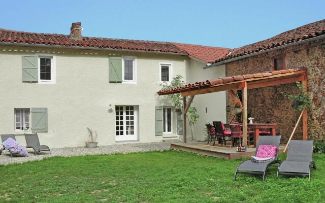 Beautiful Gite with Swimming Pool in Artigat