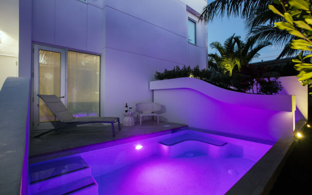 H2O Suites - Adults Only