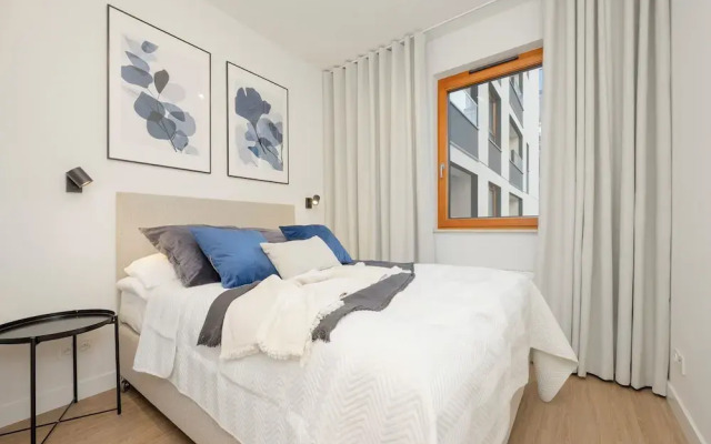 Warsaw Apartment With Parking by Renters