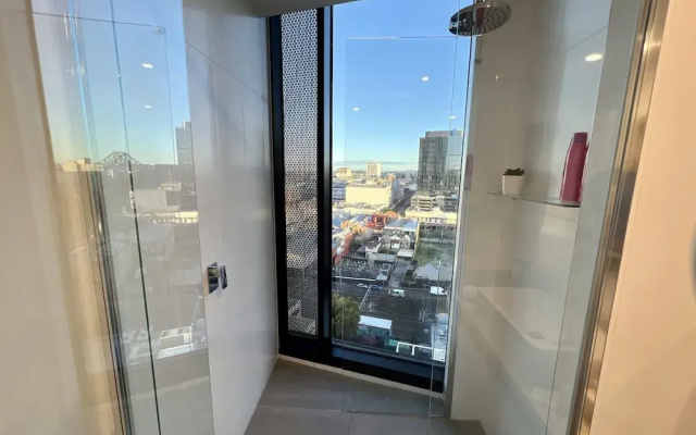 Stylish 1-bed With Pool, Gym & Free Parking