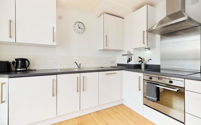 The Queensland Sanctuary - Trendy 2bdr Flat With Terrace