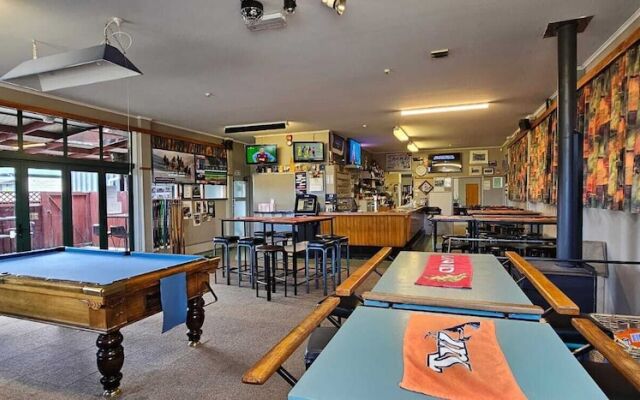 White Horse Inn Restaurant & Motel