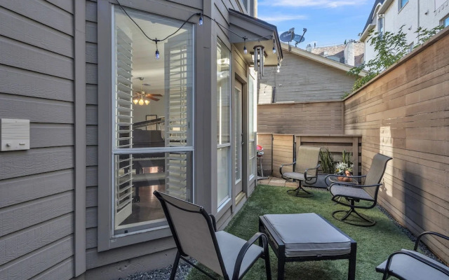 Spacious Urban Uptown Retreat 3 Bedroom Townhouse