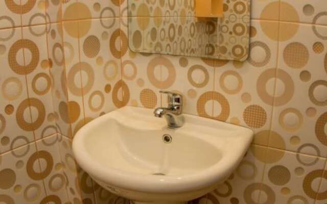 OYO 696 Jurias Garden Hotel