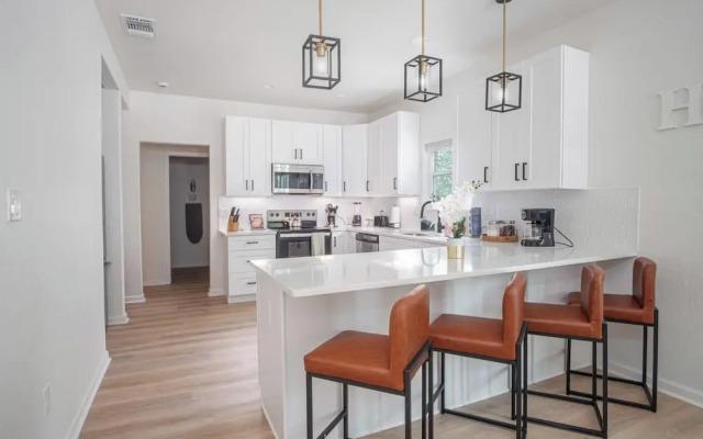Vibrant 4br/3ba Oasis Near Happy Downtown!