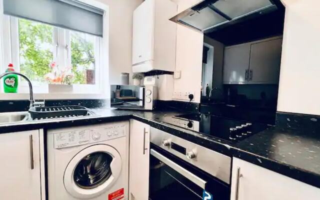 Stylish Townhouse With Free Parking in Liverpool