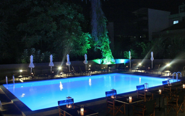Amphitryon City Hotel