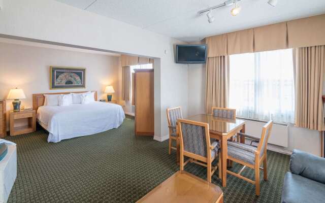 Ramada by Wyndham Thunder Bay Airlane Hotel