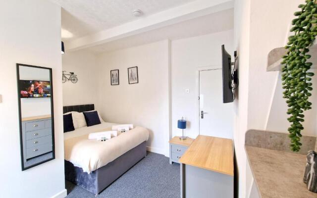 Burnley Terraced House by Bevolve - Free Parking