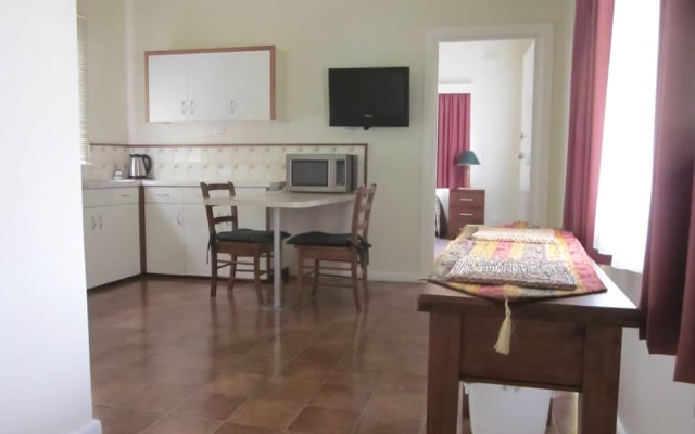 Lakes Waterfront Motel & Holiday Cottages – Guest Rooms – Lakes Entrance