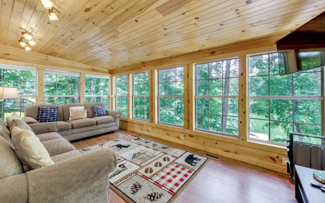 Boat Dock: Family-friendly Douglas Lake Home!