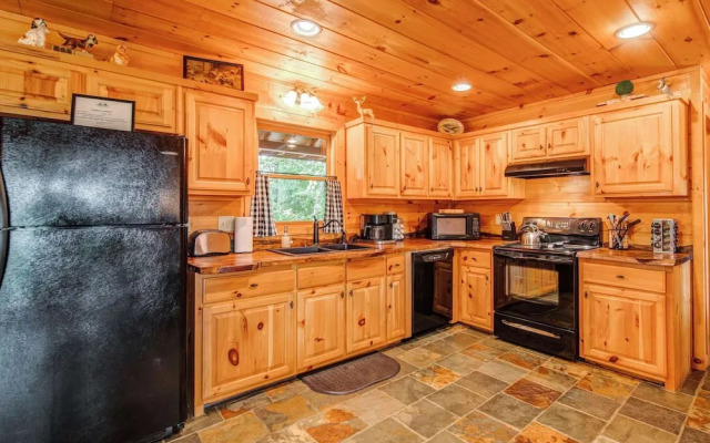 Gorgeous & Secluded 3 BDR Cabin in Mineral Bluff!