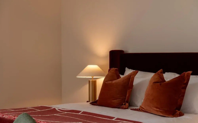 Stylish City Flat With Private Balcony