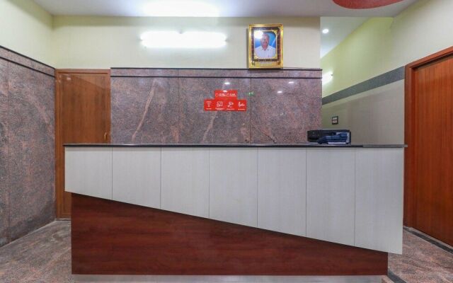 SPOT ON 49005 Raja Lodge