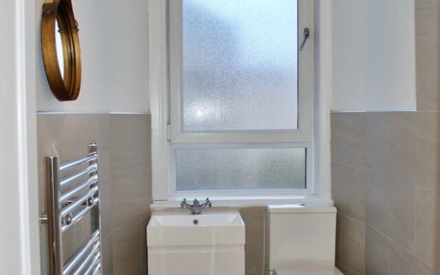 Spacious 2 Bedroom Apartment in Meadowbank