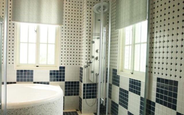 Blue Hyatt Inn