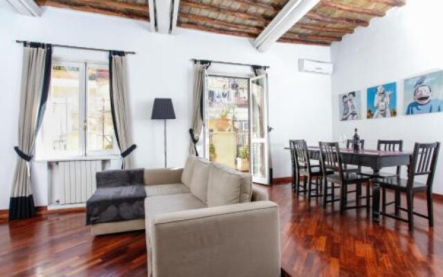 Pantheon Square Family Apartment