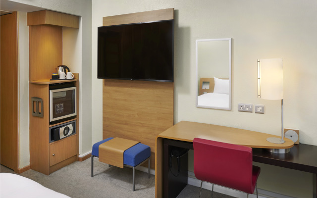 Novotel London West