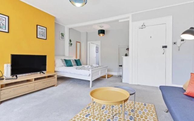 Grand Studio View - Large City Centre Studio Apartment