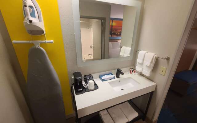 Days Inn by Wyndham Johnson Creek