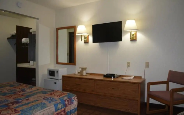 Bloomer Inn & Suites