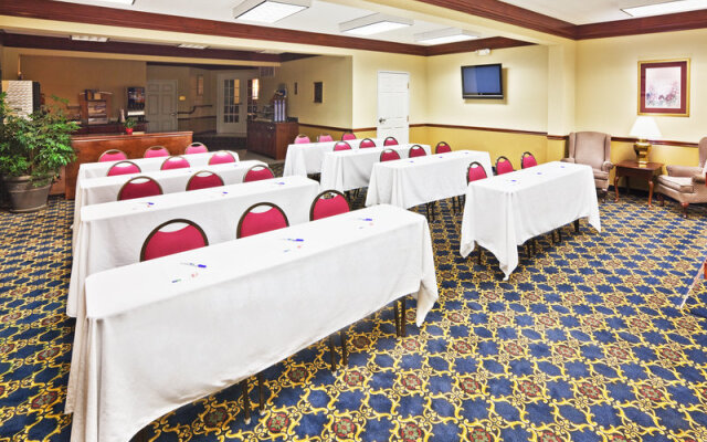 Days Inn & Suites By Wyndham Tahlequah