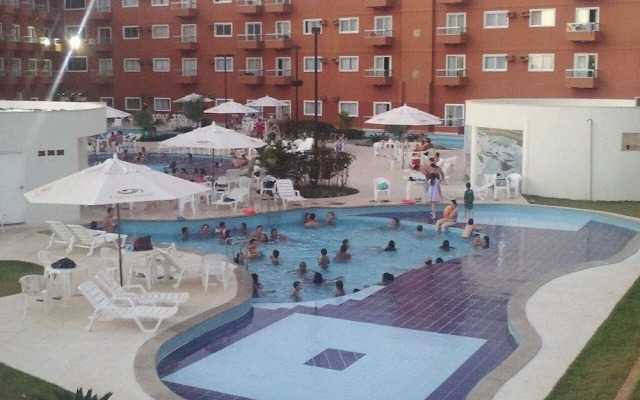 Frente ao Parque da Lagoa Quente, Apto particular com varanda e vista piscinas, com tela de proteção