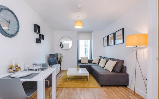 Contemporary 1 Bed Apartment Media City