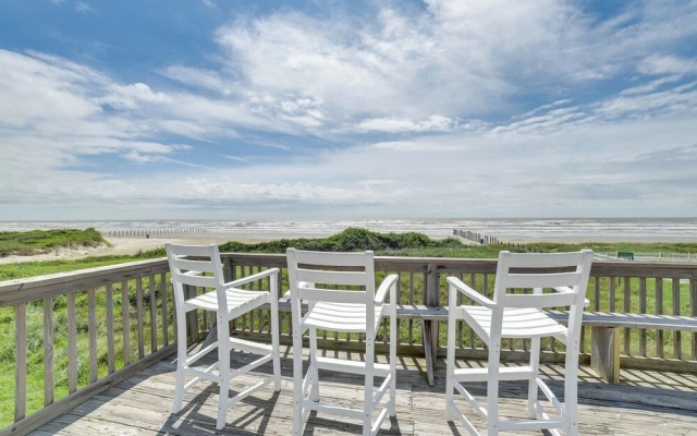 Beachfront Home w/ Pool Access in Galveston!