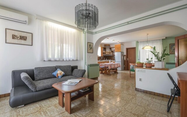 Beautiful Apartment in Banjole With 2 Bedrooms, Wifi and Outdoor Swimming Pool