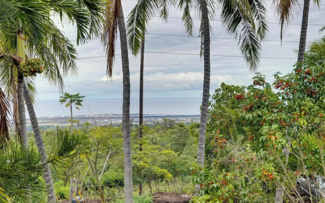 Breezy Kailua-kona Bungalow w/ Lanai & Ocean View!