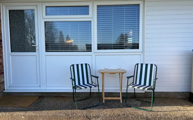 Beach Chalet - 2 Bedrooms - 4 Guests - Parking