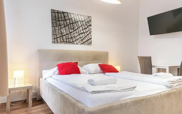 Bright 1BR Apt Perfect for Long Stays