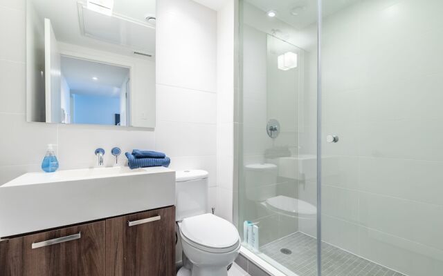 Stylish and Bright 1BR Condo King West