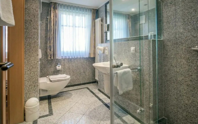 Comfy Apartment With 1 Bedroom and Balcony 53