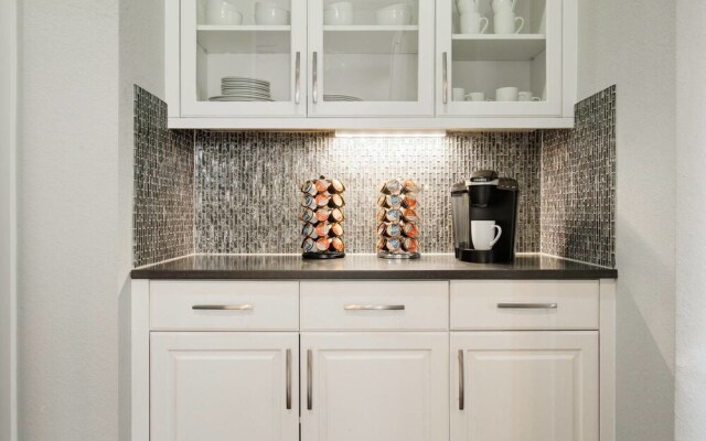 Massive 14 Bed/3.5ba Downtown Home by Domio