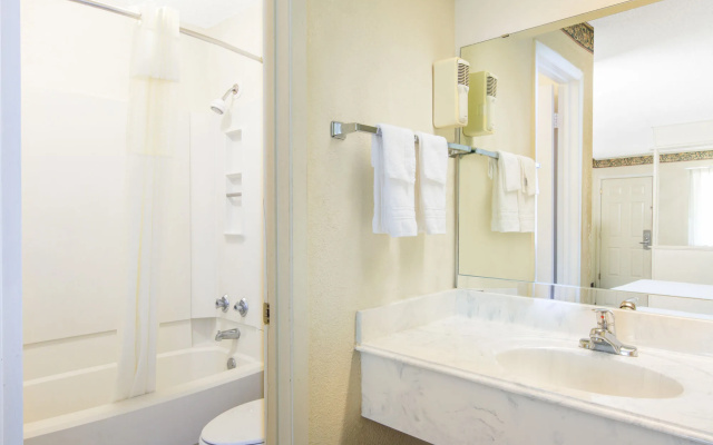 Executive Inn & Suites