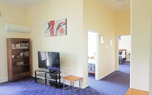 Wharf Hotel – Guest Rooms – Wynyard