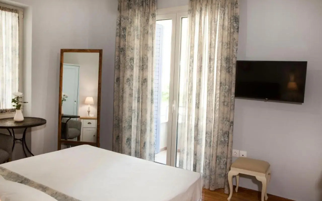 Lovely 1st Fl. Apt, with Balcony in Pagrati