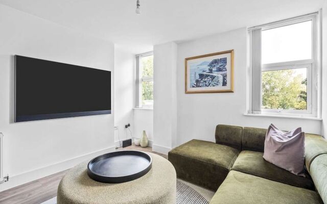 Luxurious 2 Bedroom Apartment With Free Parking