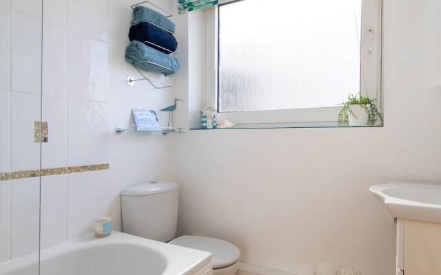 Sunny Modern Nr Beach Village w Parking