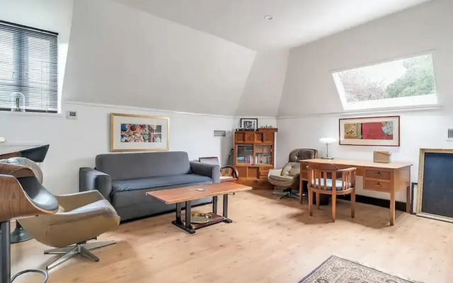 Cozy Apartment w/ Terrace Close to City Center