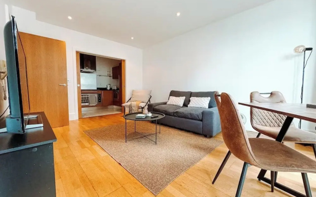 Londonaprt/sleeps6/gym/waterfront/wifi